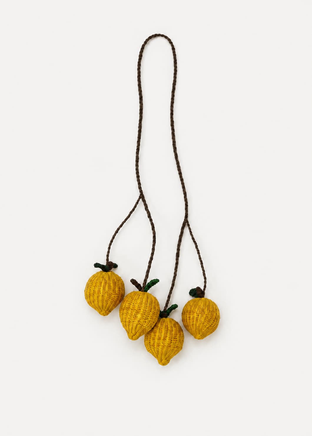 Charm de cuatro limones tejidos en palma de iraca con cordones trenzados.