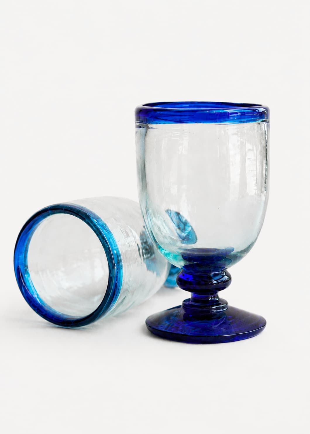 Set de seis copas vino botón color azul en vidrio soplado reciclado, vista detallada