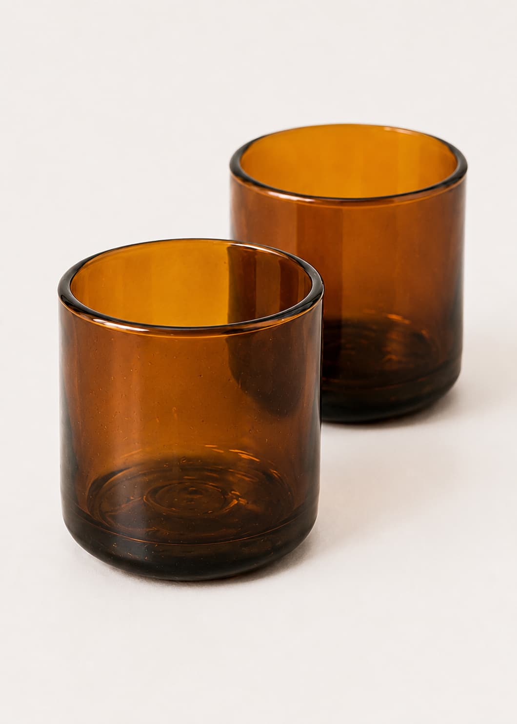 Vasos cortos ámbar en vidrio soplado reciclado, vista detallada