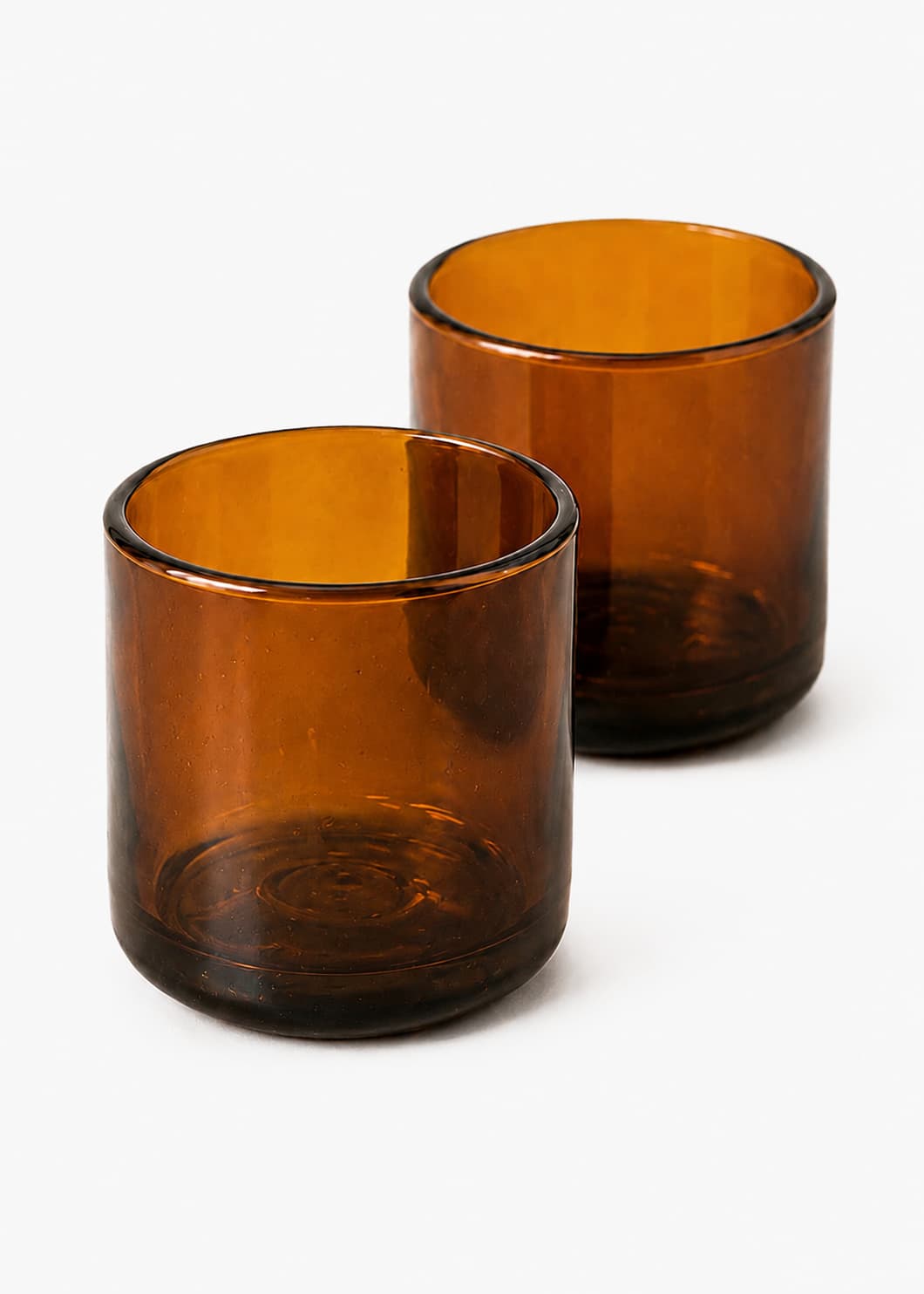 Vasos cortos ámbar en vidrio soplado reciclado, vista detallada