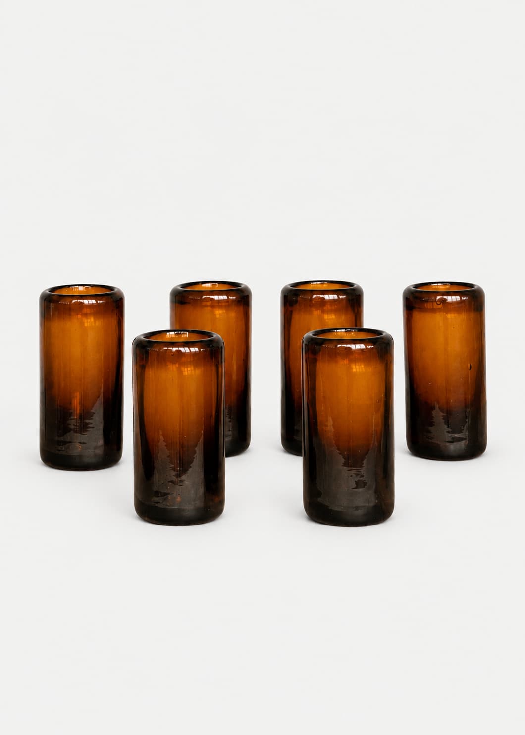 Set de seis vasos de shot artesanales en vidrio ámbar reciclado, vista frontal.