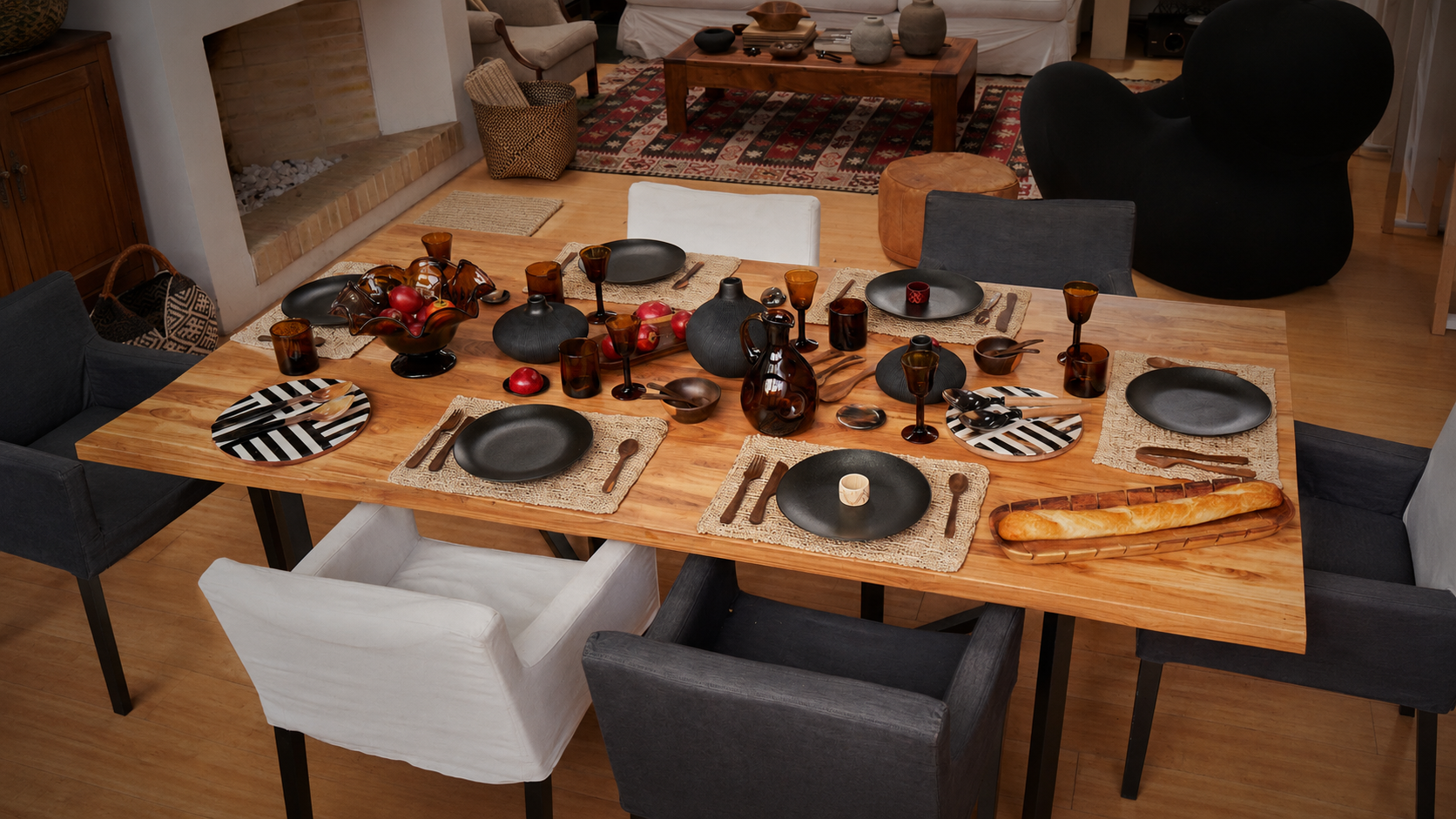 Mesa puesta con vajilla, cristalería ámbar y objetos artesanales, colección Mesa de Pistilo & Gracia.