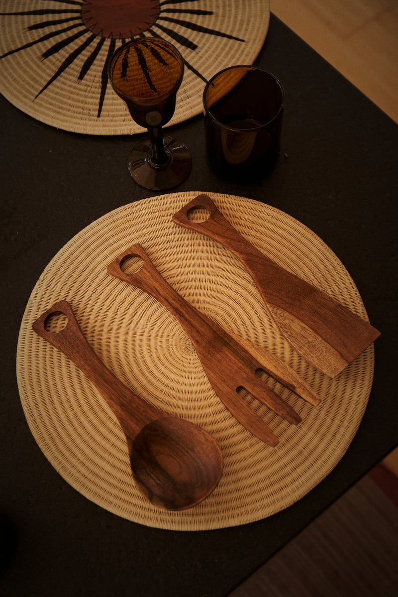 Individual redondo de palma de werregue tejido por comunidad indígena Wounaan, perfecto para decorar tu mesa y darle un look artesanal.