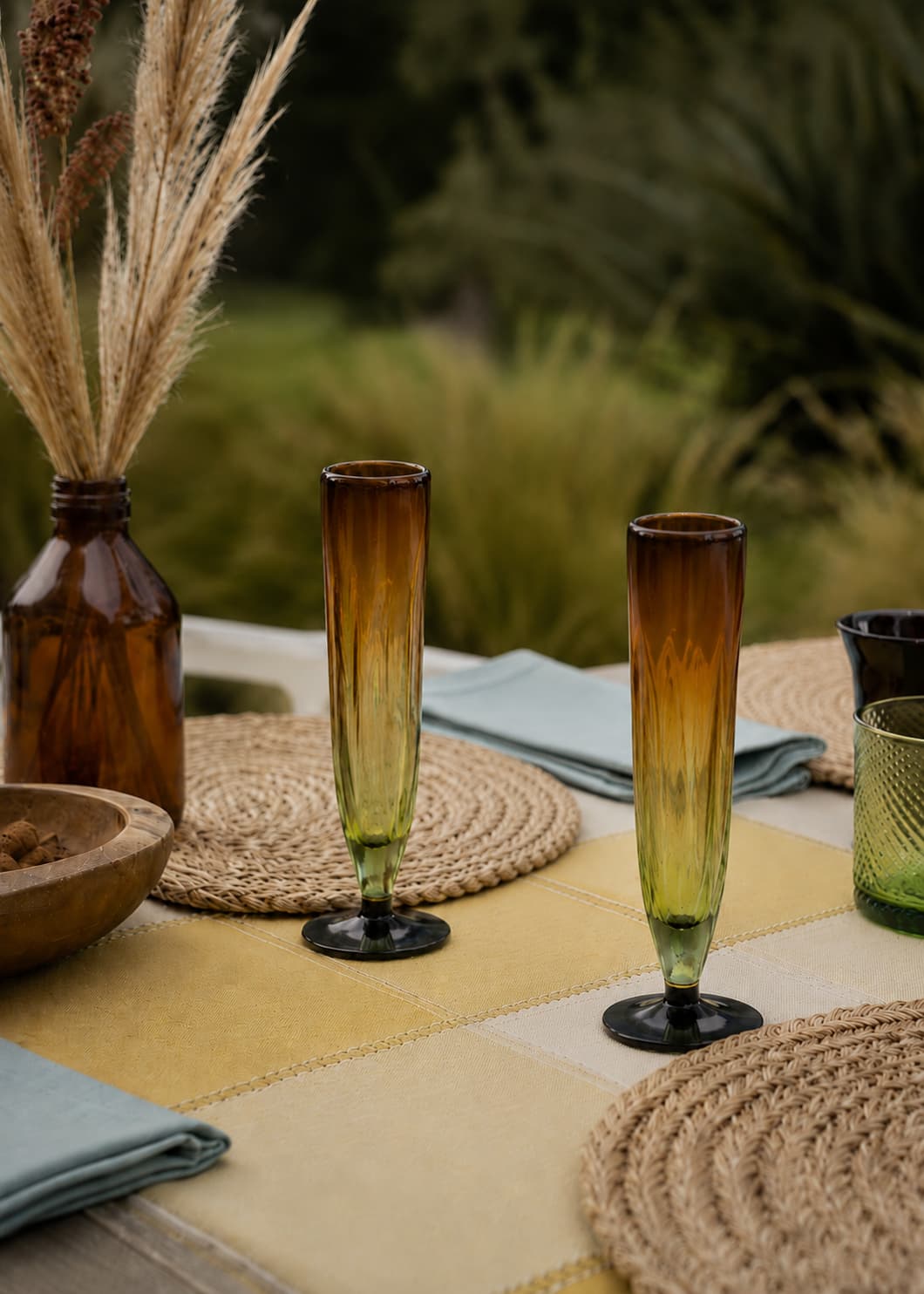 Set de seis copas champañeras bicolor, ámbar y verde humo en vidrio soplado reciclado, vista ambientada
