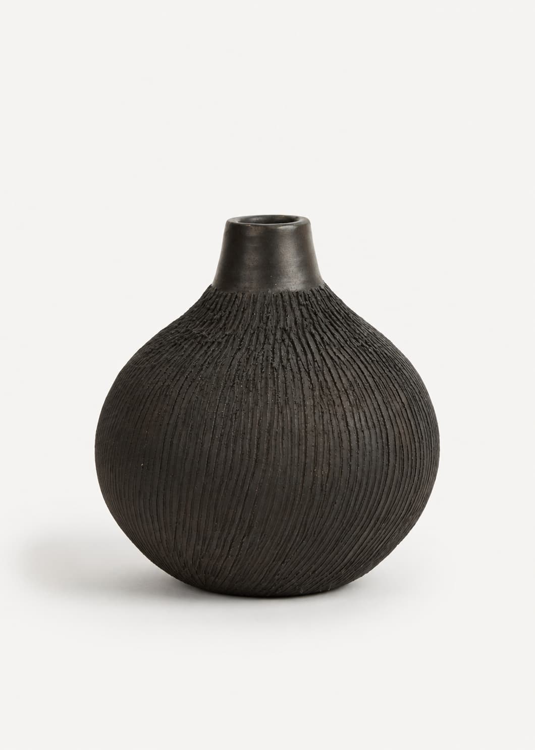 Florero Cebolla en barro de La Chamba. Tamaño pequeño de 21 x 21 cm