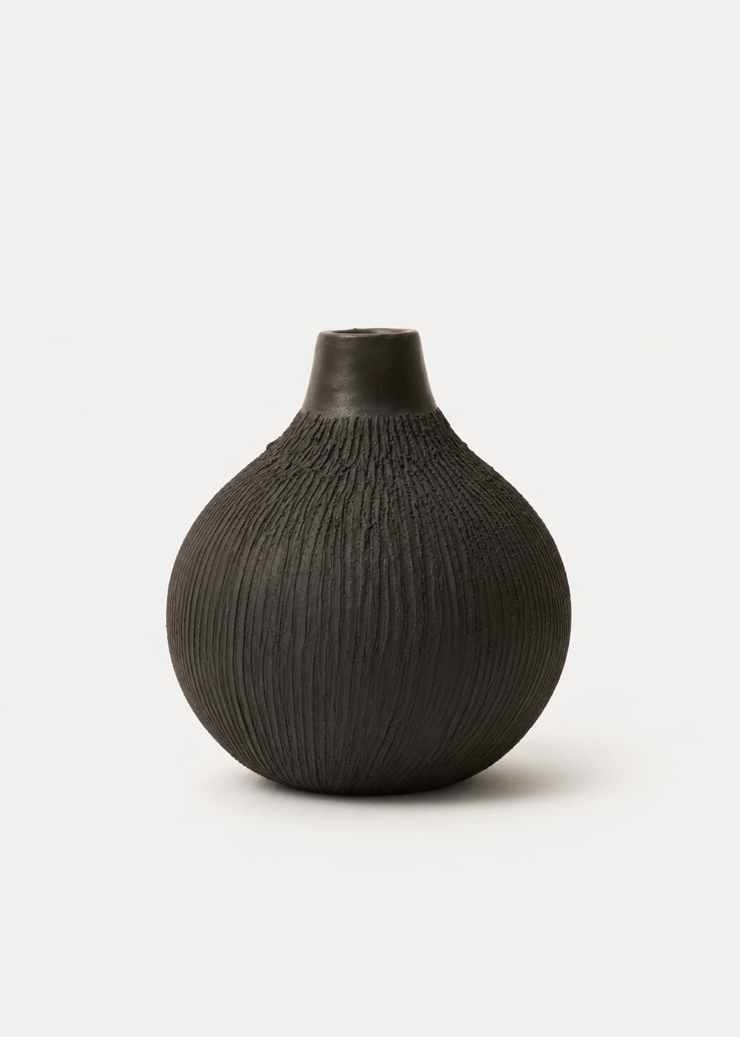 Florero Cebolla en barro de La Chamba. Tamaño pequeño de 16 x 16 cm