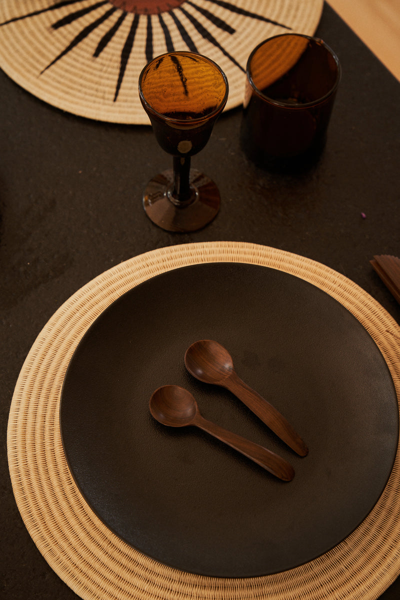 Individual redondo artesanal de palma de werregue tejido por comunidad indígena Wounaan, perfecto para decorar tu mesa.
