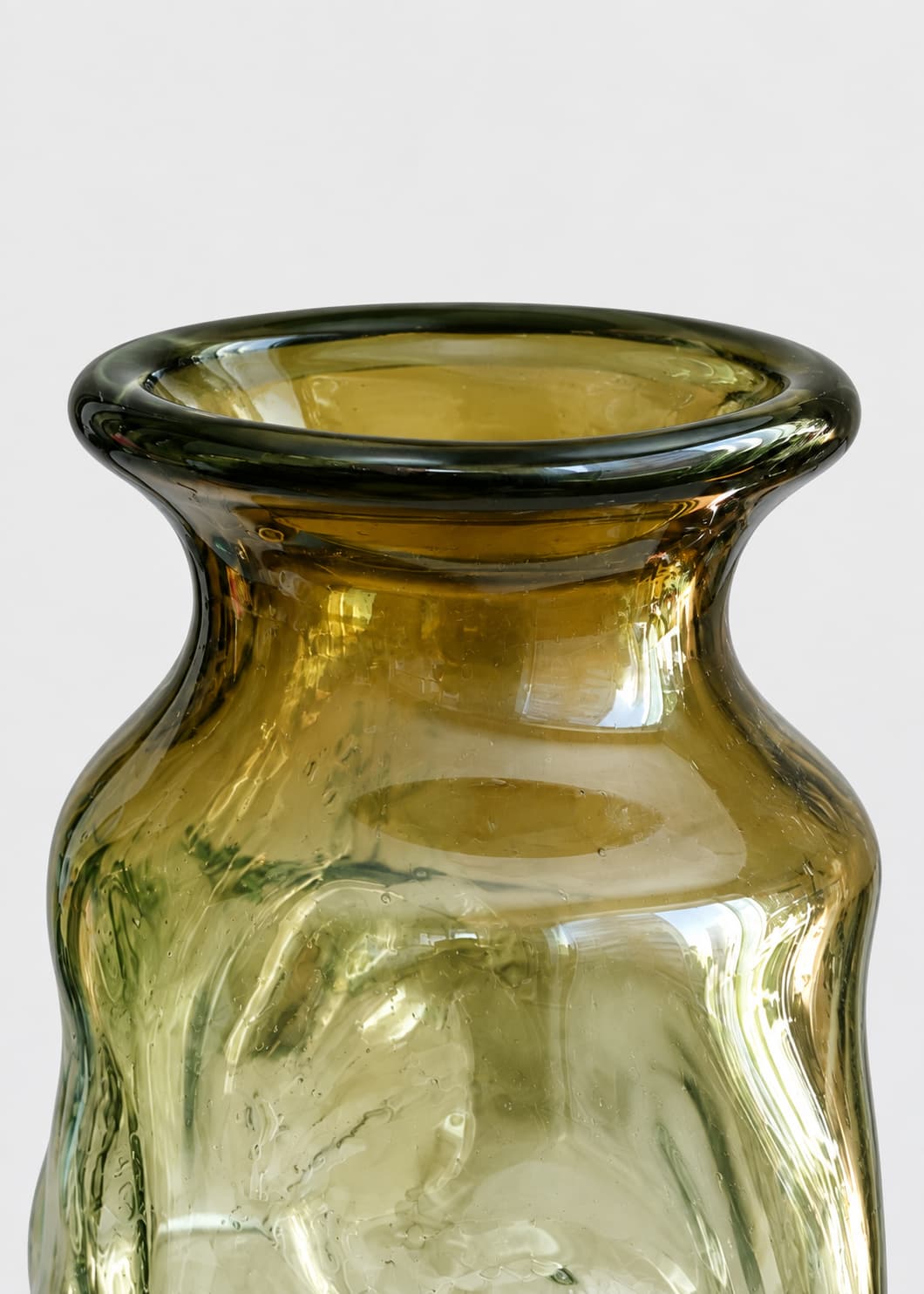 Detalle del cuello y la boca del Jarrón Búho en vidrio soplado ámbar, con borde grueso y burbujas en el vidrio.